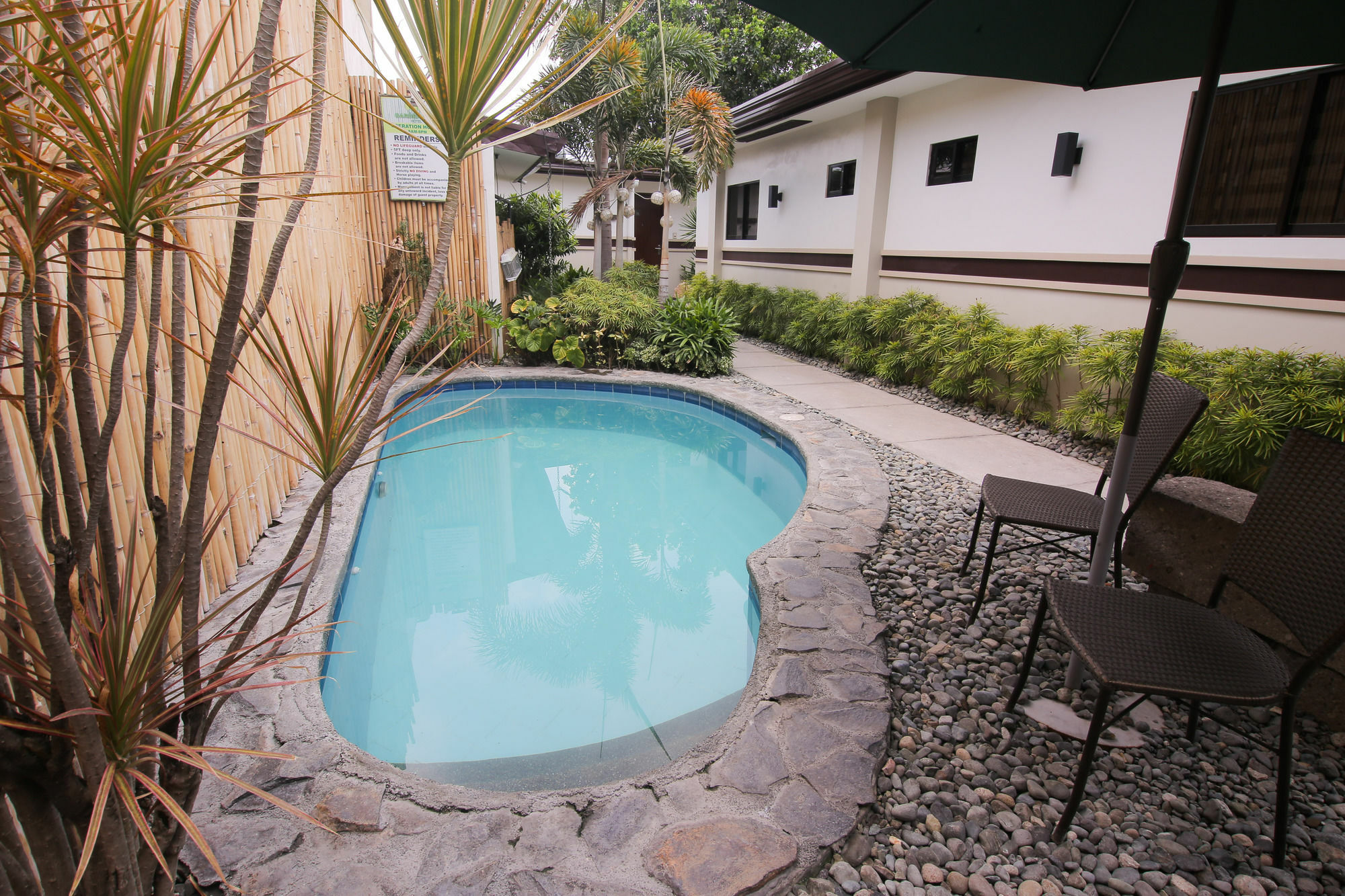 Garden View Hotel Angeles Buitenkant foto